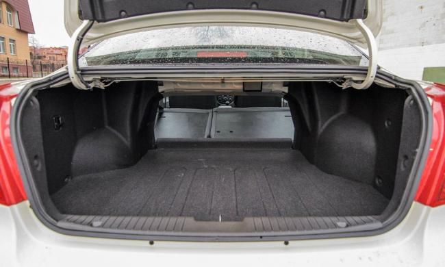 otkryityiy-bagazhnik-avtomobilya.jpg